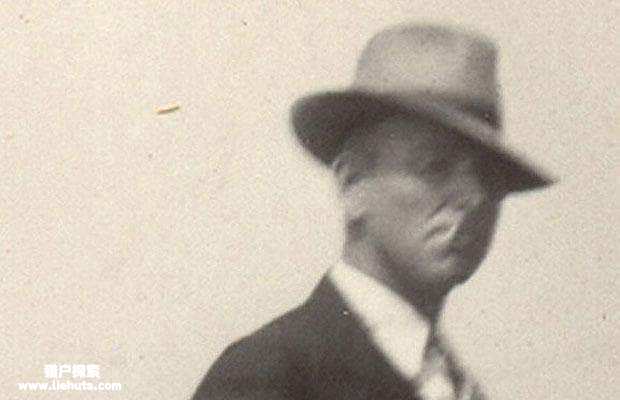 1939年元旦：一名身份不明的男子在美国某处被拍到，背景是一个身份不明的物体
