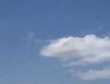 不明飞行物以极快的速度穿过云层，与飞机擦肩而过