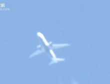 6月2日西雅图拍摄到UFO光球与飞机擦肩而过