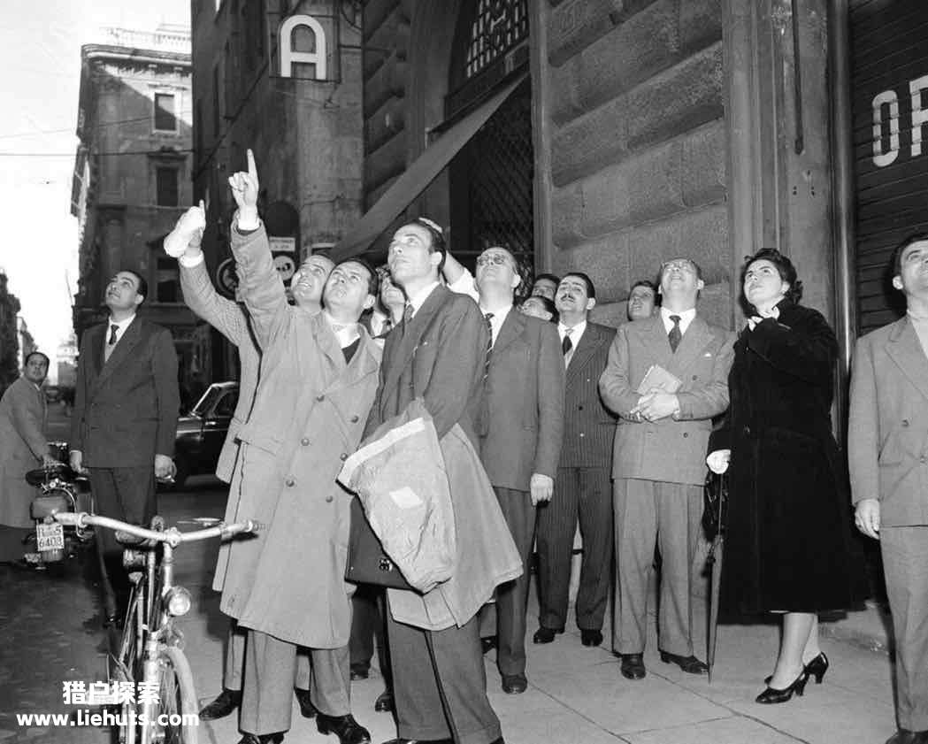 1954年11月12日，罗马的民众目击到城市上空有不明飞行物体
