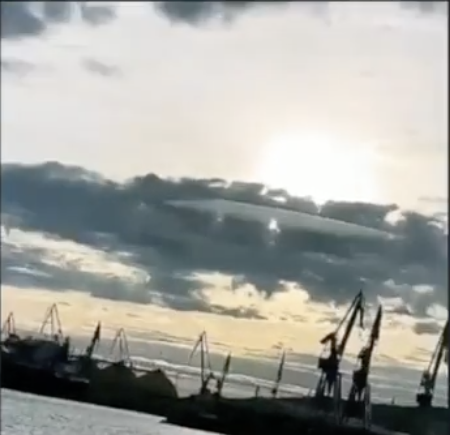 不明飞行物隐藏在云层里面