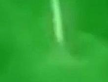 通过夜视镜拍摄到的不明飞行物，缓慢飞行隐藏在云里