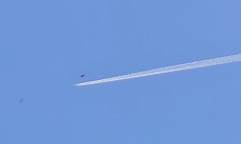 UFO快速从飞机身后飞过