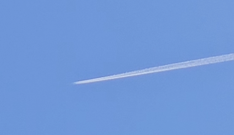 UFO快速从飞机身后飞过