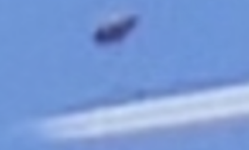 UFO快速从飞机身后飞过