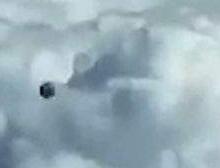 UFO高空目击，小黑球与飞机擦肩而过