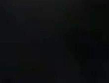 长条状的UFO出现在一个工业区上方