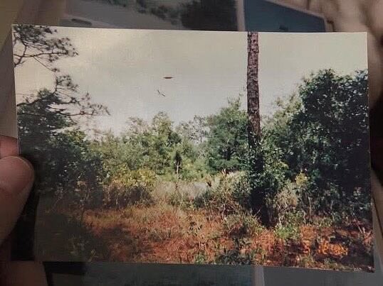 1994年一架战斗机追击不明飞行物的照片