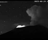 监控拍下多个不明飞行物出入火山口